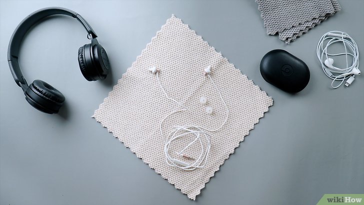 Demonstrație de curățare și întreținere corectă a căștilor Bluetooth, cu accesorii de îngrijire