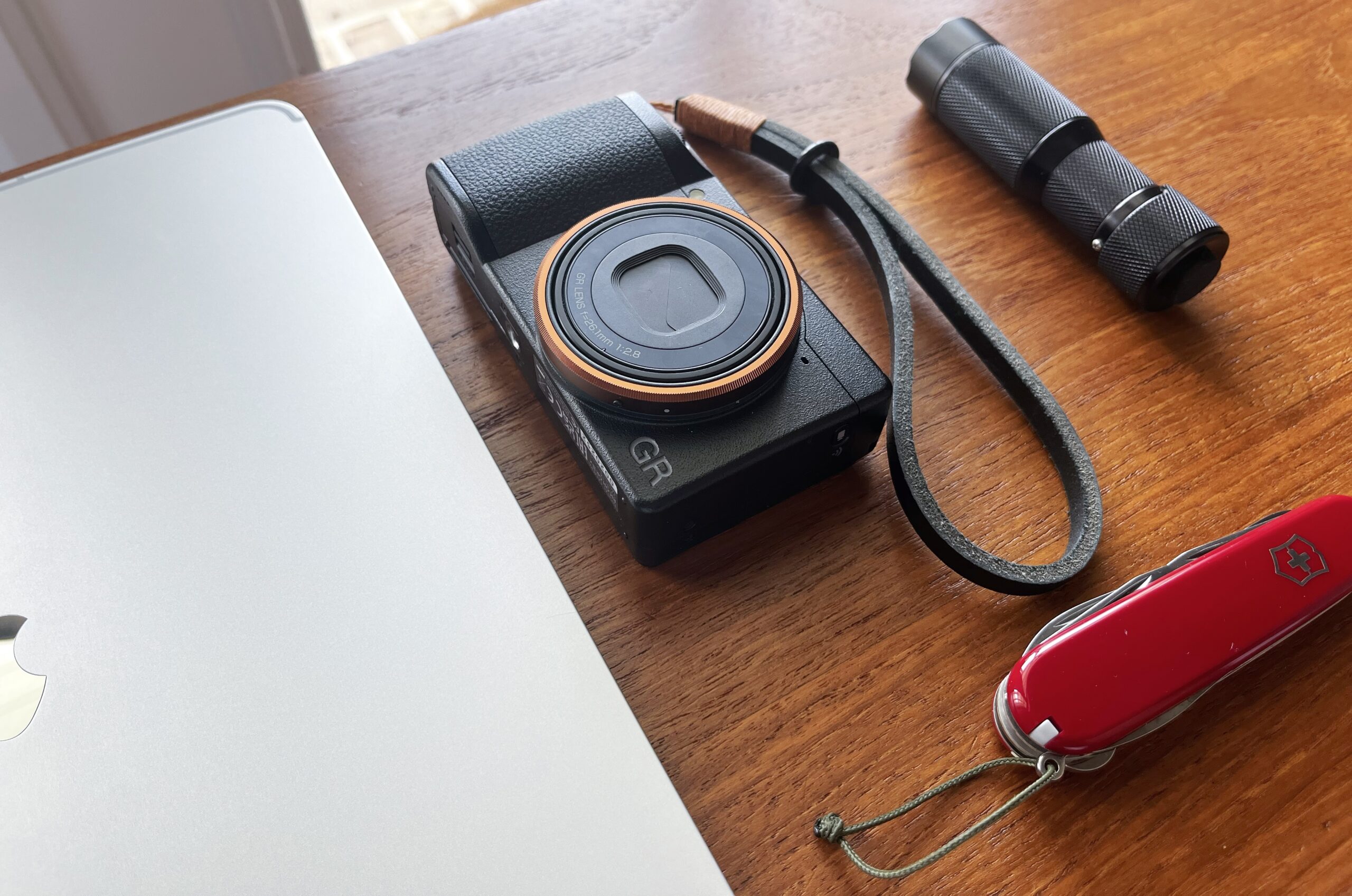 Ricoh GR IIIx cameră foto compactă pentru concediul de vară 2025