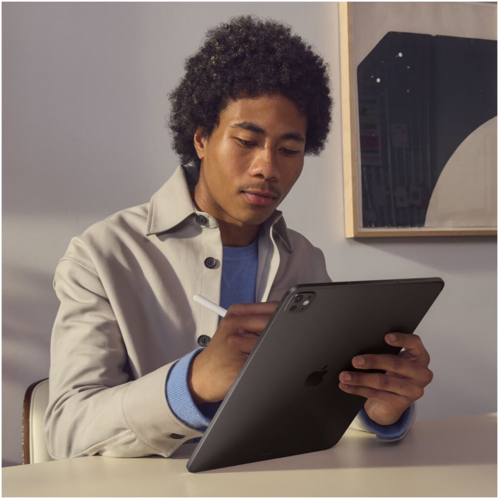 Apple iPad Pro 11 inch 2025 cu Apple Pencil și tastatură Magic Keyboard