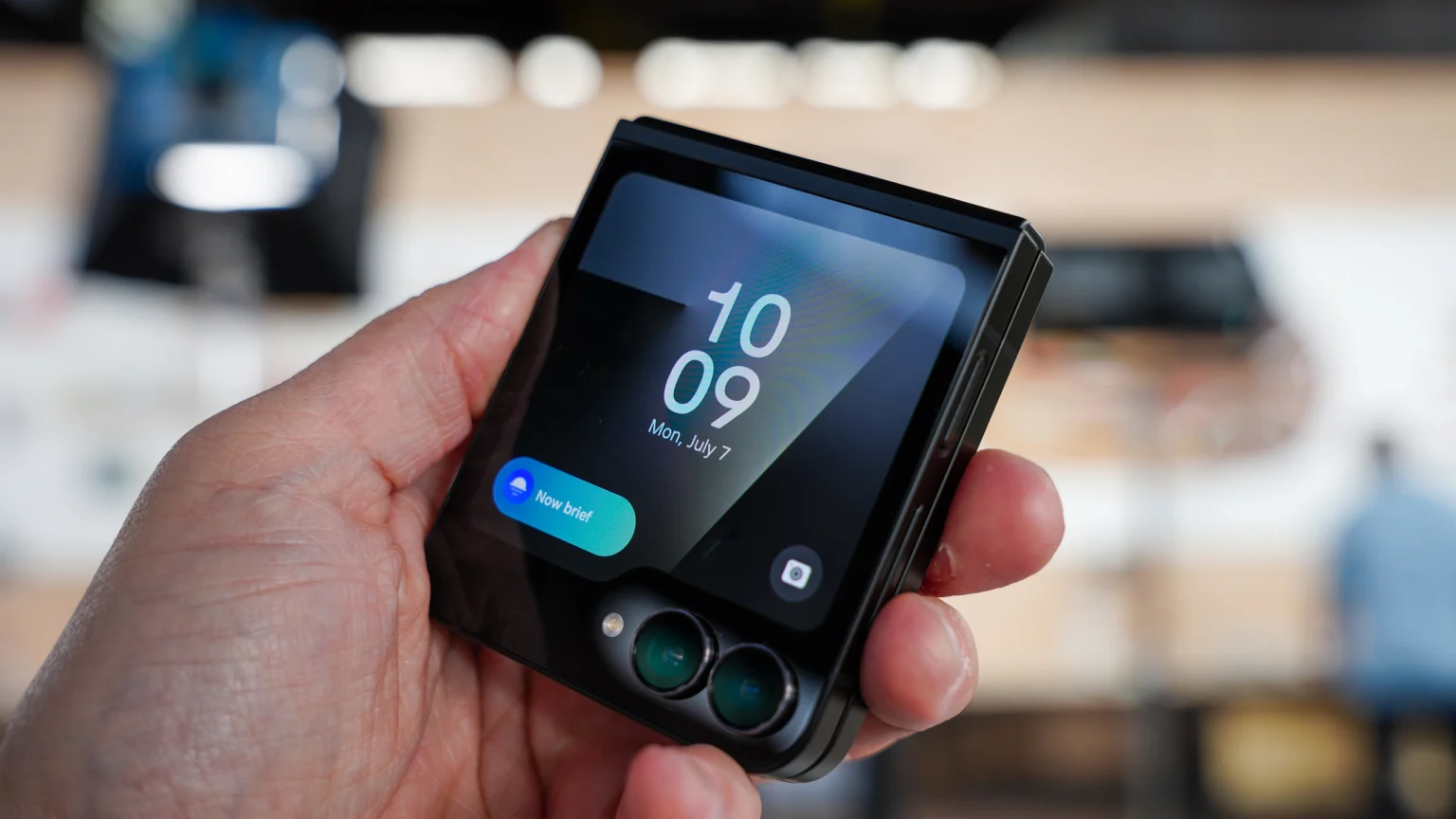 Sistemul de camere al Galaxy Z Fold7 evidențiind senzorul principal de 200 MP