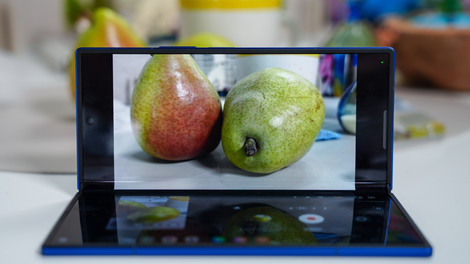 Galaxy Z Fold7 în modul multitasking cu trei aplicații deschise simultan