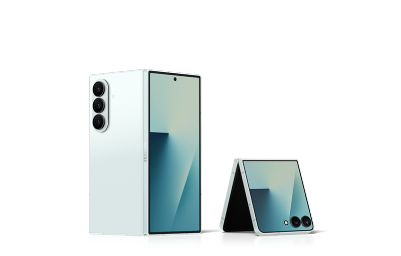 Comparație între ecranul exterior al Galaxy Z Fold7 și cel al Galaxy Z Fold6, evidențiind diferența de dimensiune