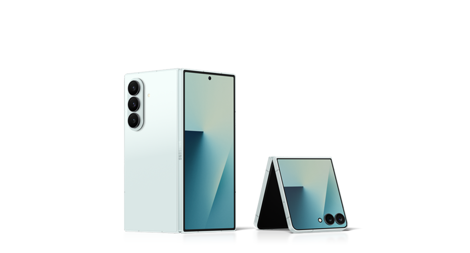 Comparație între ecranul exterior al Galaxy Z Fold7 și cel al Galaxy Z Fold6, evidențiind diferența de dimensiune
