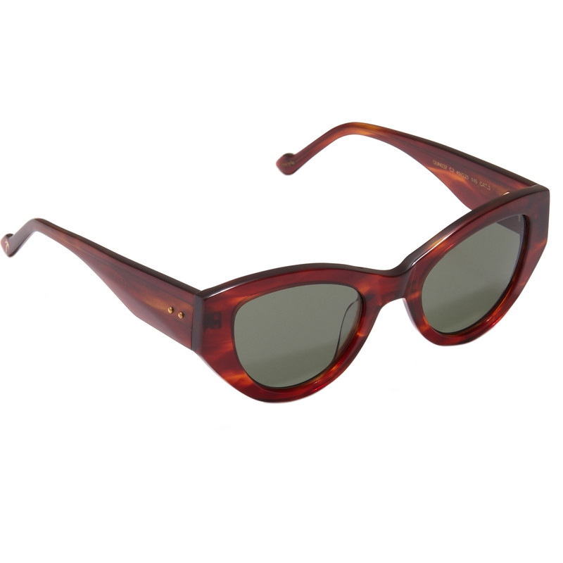 Ochelari de soare cat-eye moderni pentru vara 2025 cu detalii metalice