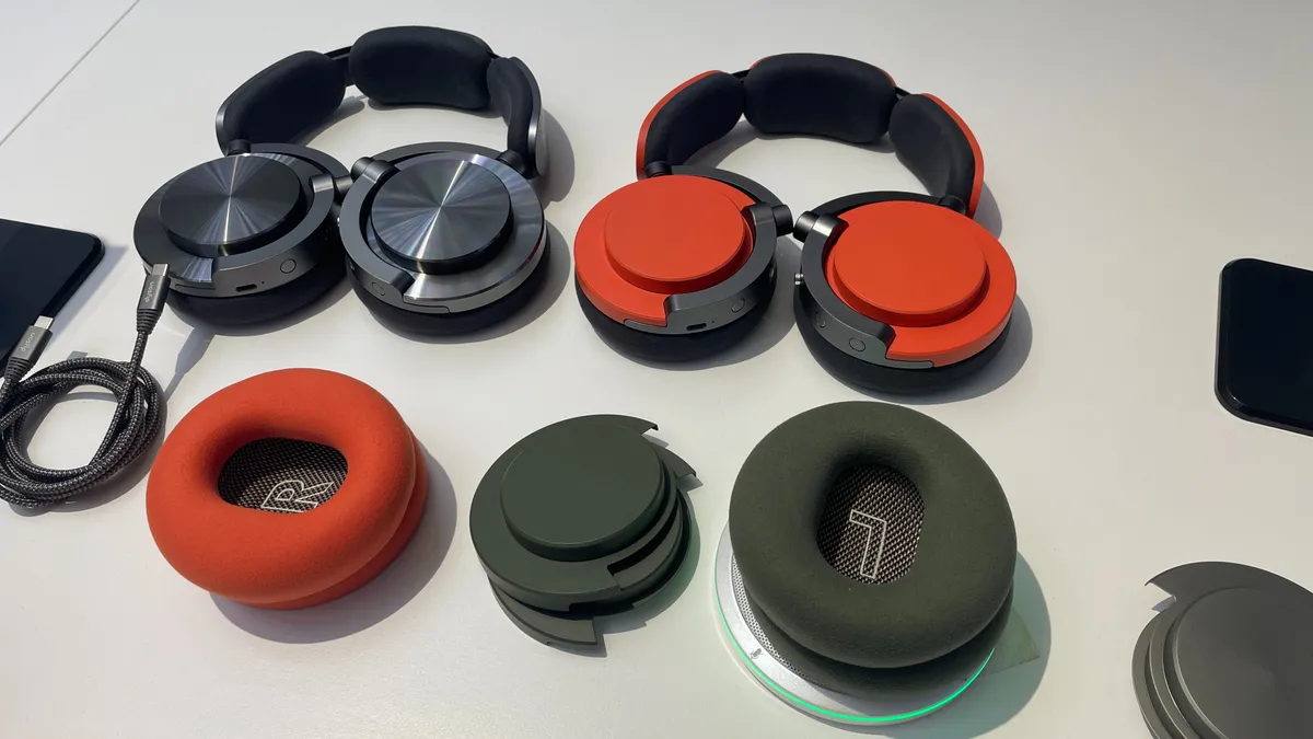 Portul USB-C și sistemul de încărcare al căștilor Dyson OnTrac