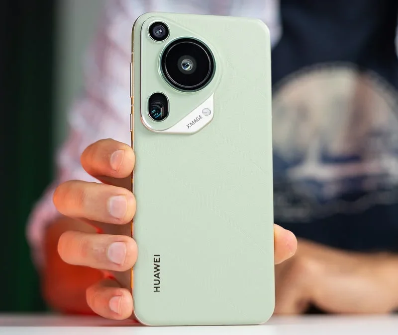 Colecție de telefoane Huawei 2025 aranjate pe un fundal elegant, prezentând cel mai bun telefon Huawei 2025