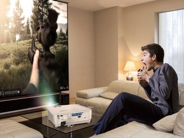 Cele mai bune videoproiectoare 2025 Romania într-o cameră amenajată pentru home cinema