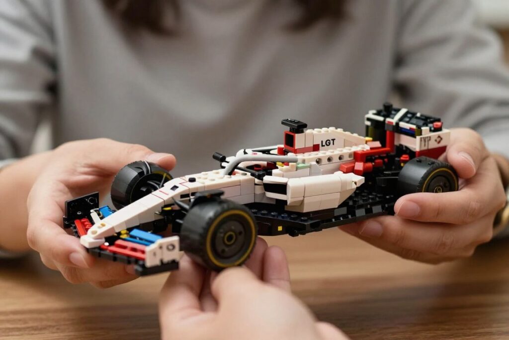 Mâini ținând cu grijă set LEGO F1