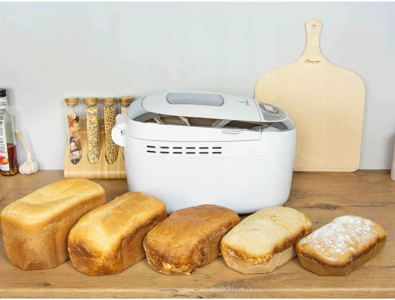 Mașini de copt pâine moderne pe blatul unei bucătării contemporane