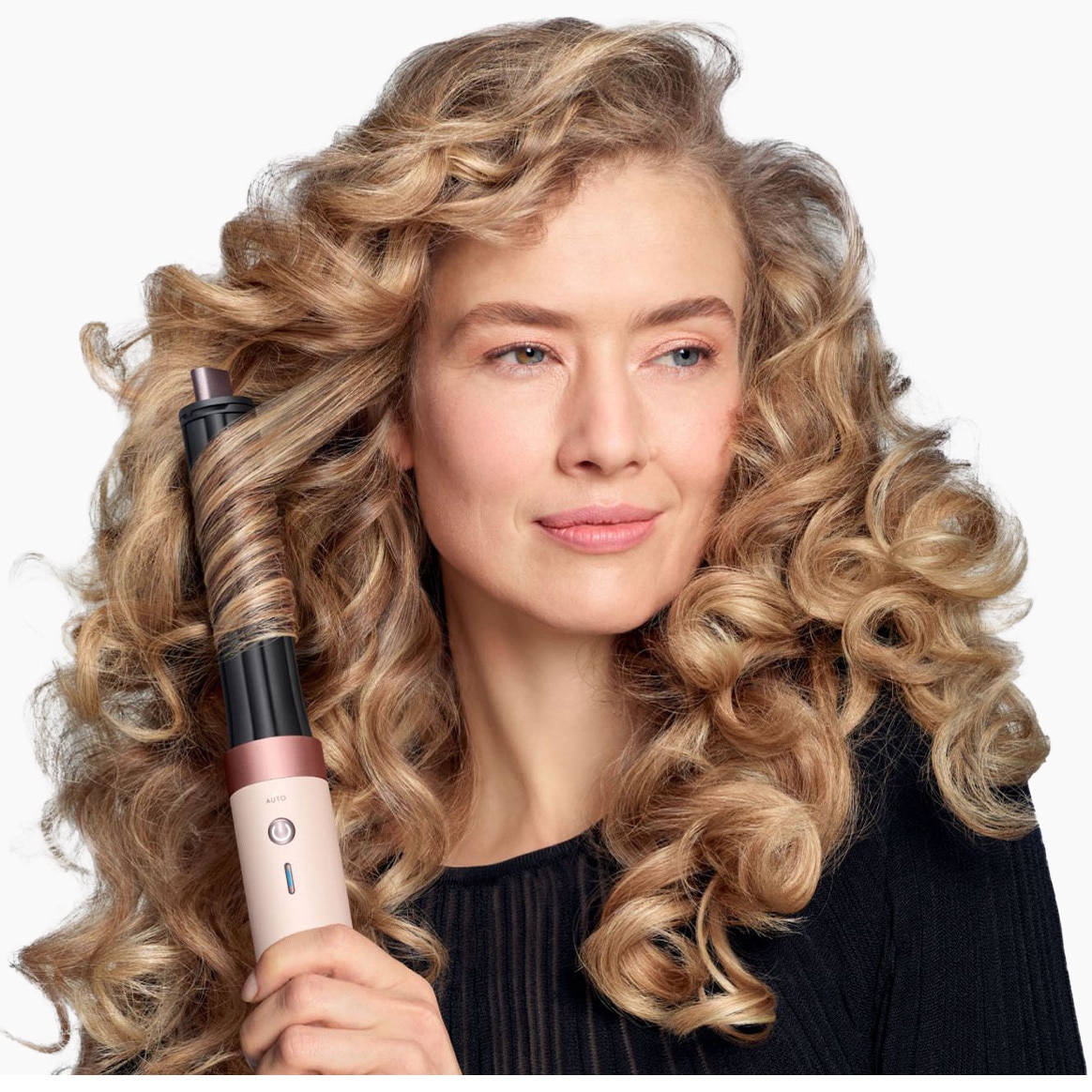 Femeie folosind air styler pentru coafat Femeie folosind air styler pentru coafat