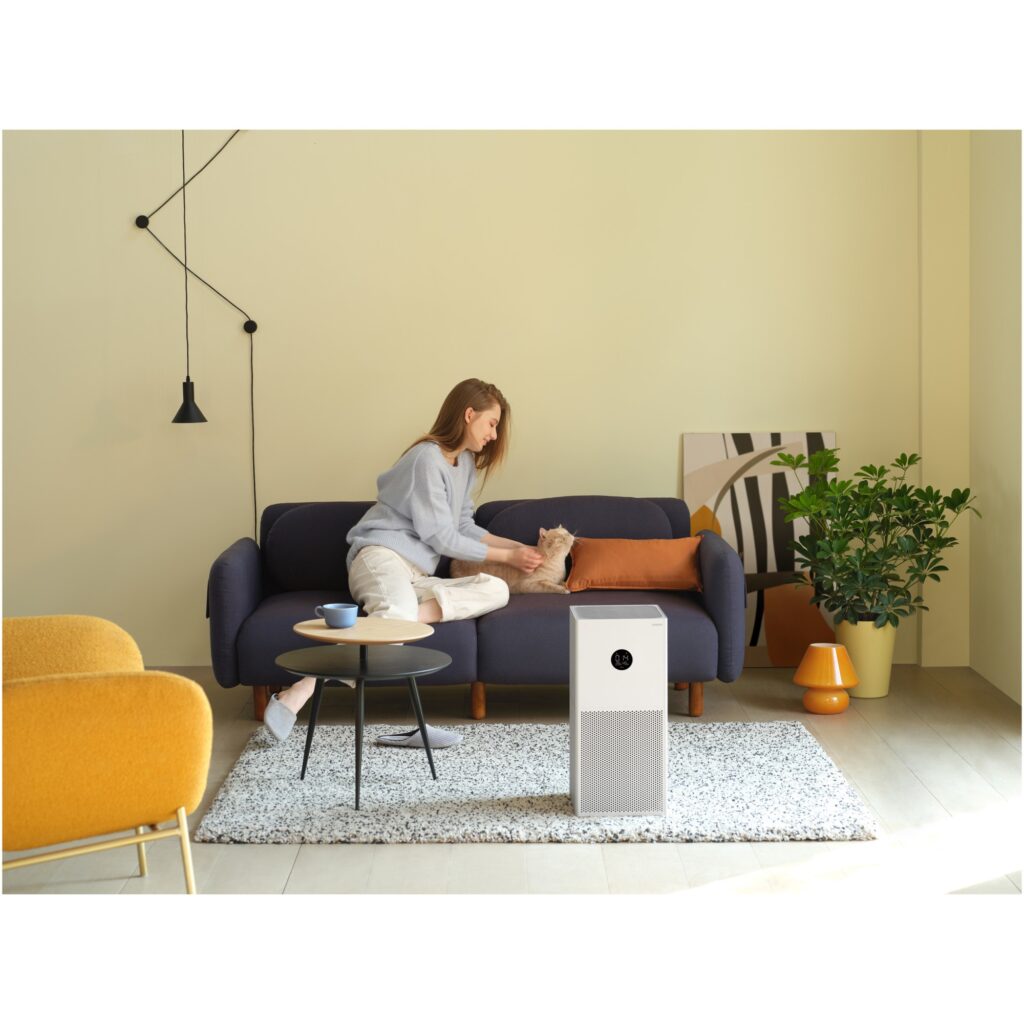 Xiaomi Smart Air Purifier 4 în dormitor modern cu display PM2.5 Xiaomi Smart Air Purifier 4 în dormitor modern cu display PM2.5